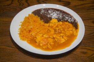 huevos en salsa roja
